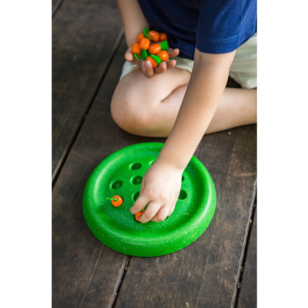 Kid playing PlanToys Solitaire