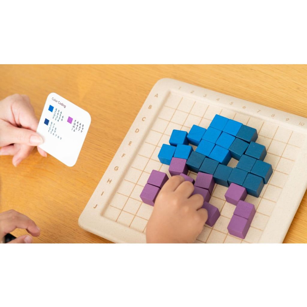 Kid playing PlanToys 100 Counting Cubes - Unit Plus