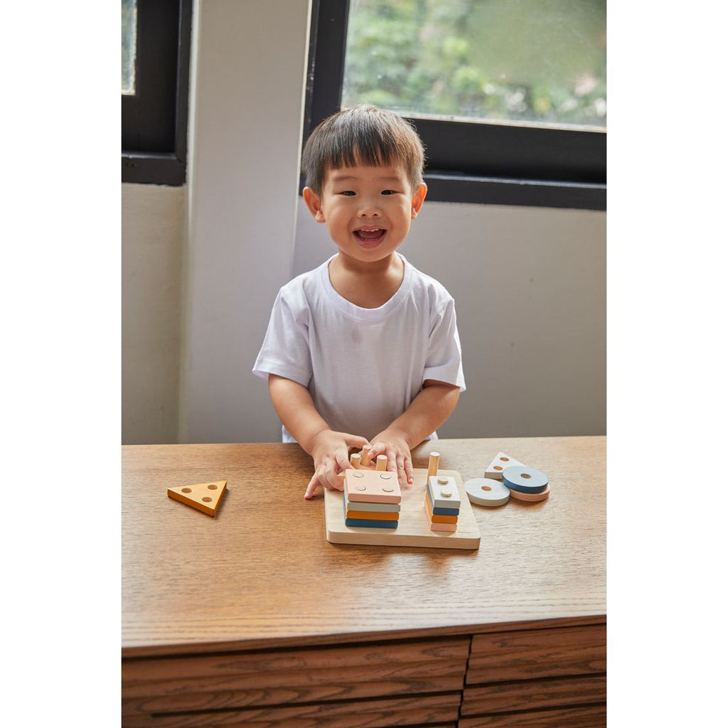 Kid playing PlanToys Geometric Sorting Board - Orchard